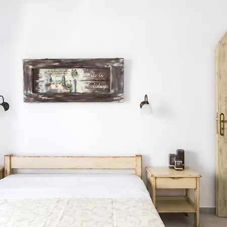 Fragias Studios & Apartments מלון דירות