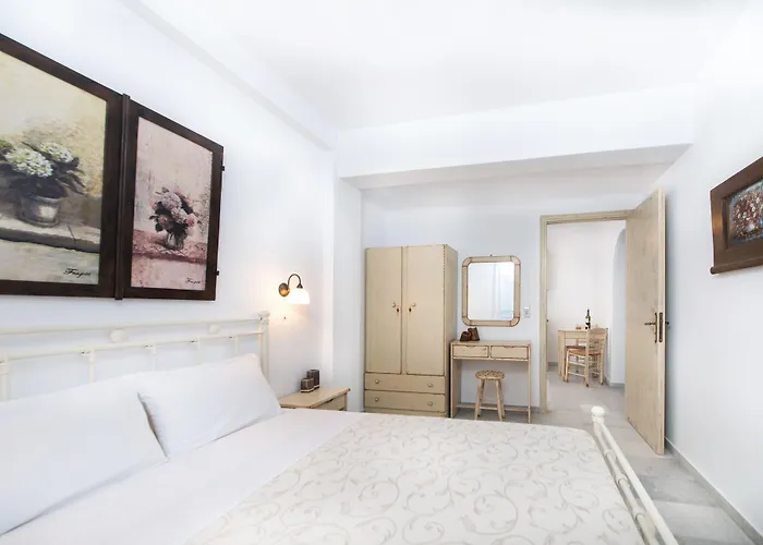 מלון דירות Fragias Studios & Apartments 4*